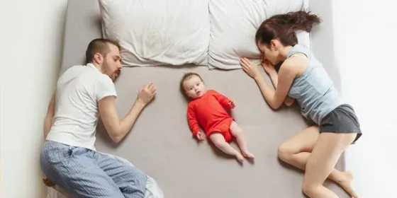 बच्चालाई आमाबाबुसँग सुताउने कि अलग्गै? विशेषज्ञहरू के भन्छन्?