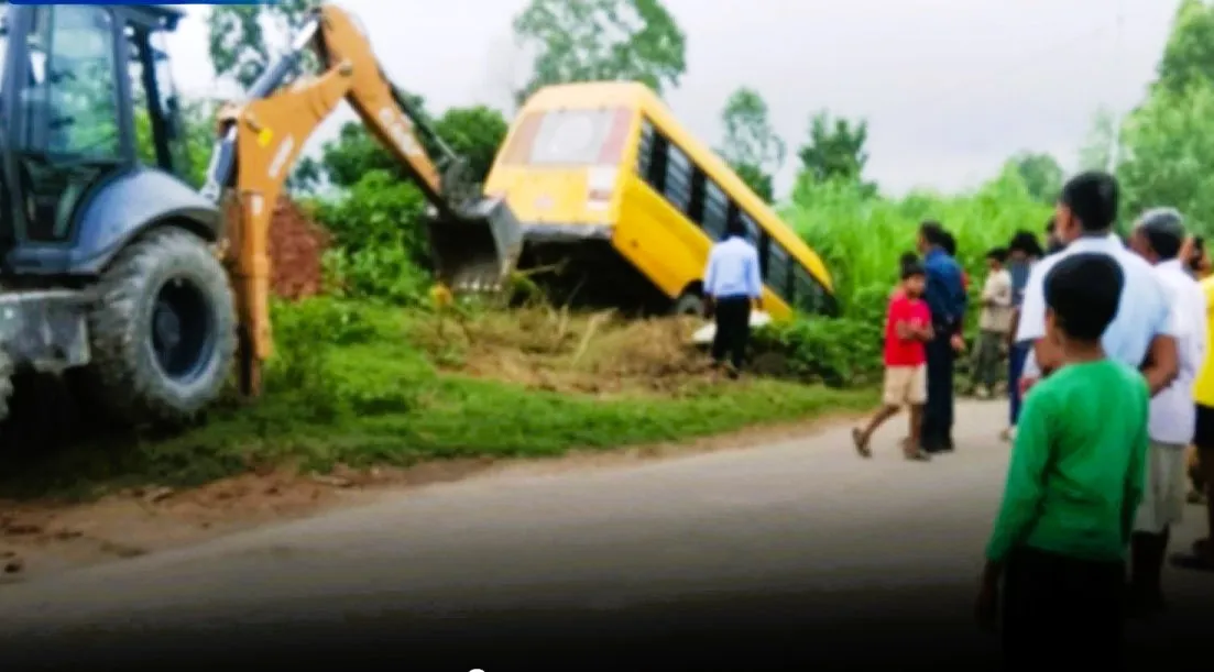 महोत्तरीमा स्कुल बस दुर्घटना, चालकसहित ६ जना घाइते