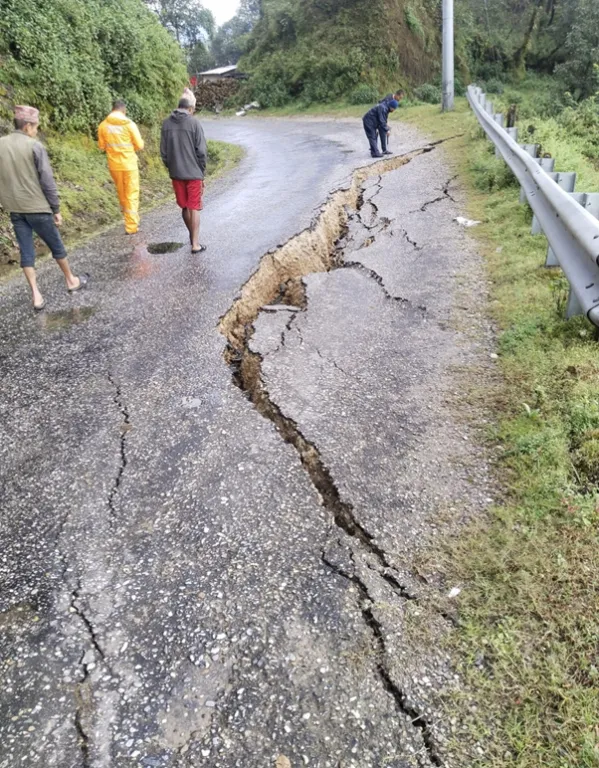 अछाममा पहलमान सिंहस्वाँर मार्ग भासियो, यातायात प्रभावित
